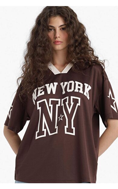 DeFacto Oversize Geniş Kalıp V Yaka Baskılı Forma Kumaşı Kısa Kollu Tişört F4786AX25SMBN334