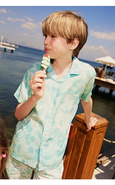 DeFacto Erkek Çocuk Oversize Geniş Kalıp Polo Yaka Floral Viskon Kısa Kollu Gömlek F5672A825HSGN1229