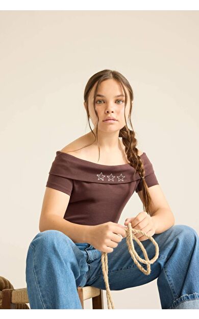 DeFacto Kız Çocuk Slim Fit Dar Kesim Omuzu Açık Yıldız Desenli Yaka Baskılı Ribana Kısa Kollu Tişört