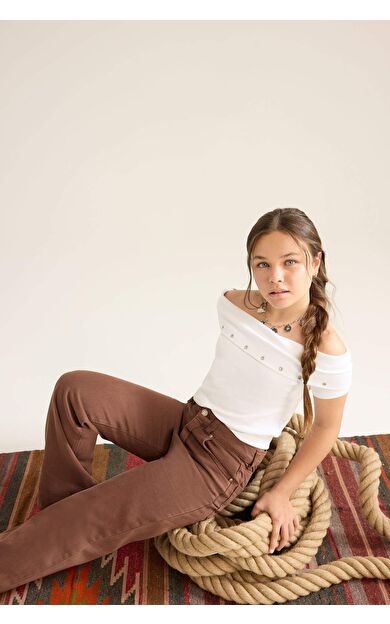 DeFacto Kız Çocuk Slim Fit Dar Kesim Omuzu Açık Yaka Baskılı Ribana Kısa Kollu Tişört