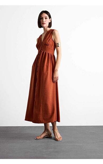 V Yaka Düğmeli Kolsuz Maxi Elbise