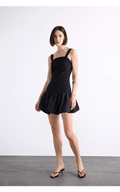 Fitted Vücudu Saran Askılı Mini Siyah Elbise