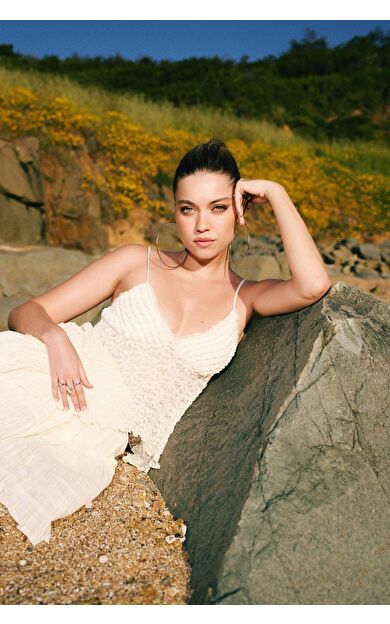 Afra x DeFacto Fitted V Yaka Dantel Askılı Bluz