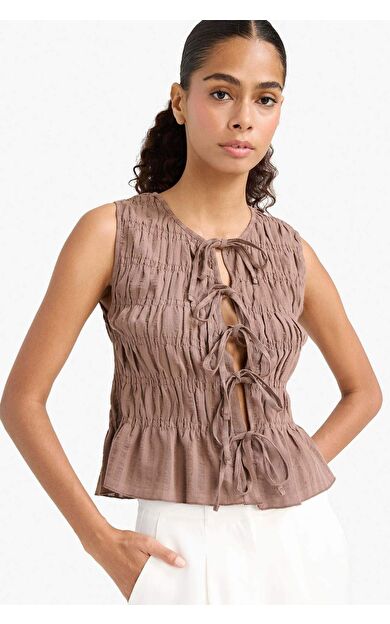 Slim Fit Dar Kesim Bisiklet Yaka Önden Bağlamalı Dokulu Kolsuz Bluz