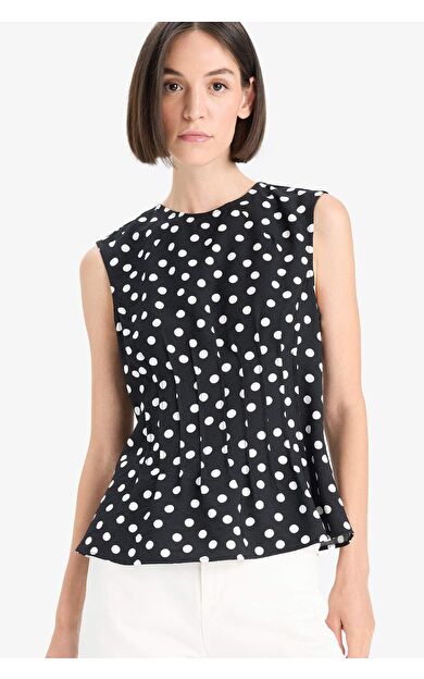 Slim Fit Dar Kesim Bisiklet Yaka Puantiyeli Kolsuz Bluz