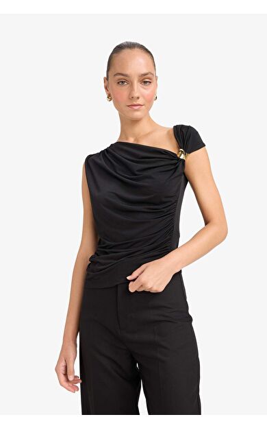 Slim Fit Dar Kesim Tek Omuzlu Toka Detaylı Bluz