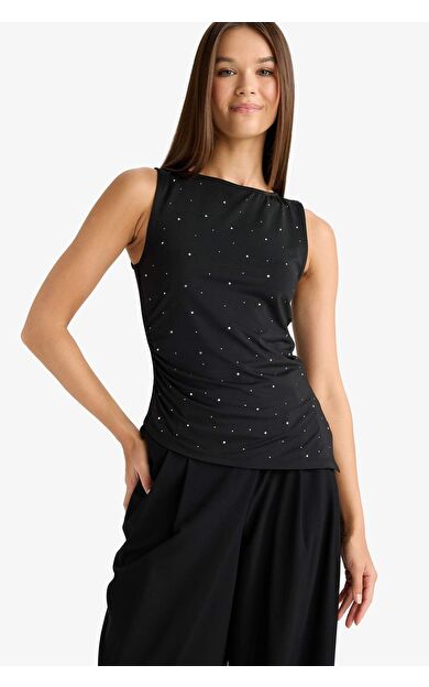 Asimetrik Kare Yaka Puantiyeli Kolsuz Bluz