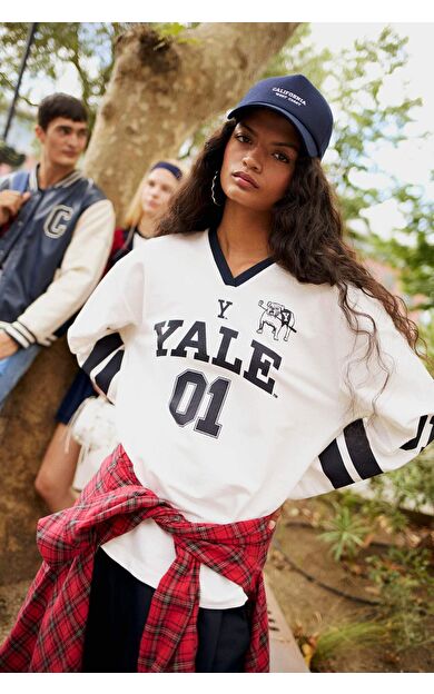 DeFacto Coool Yale University Regular Fit V Yaka Uzun Kollu Tişört