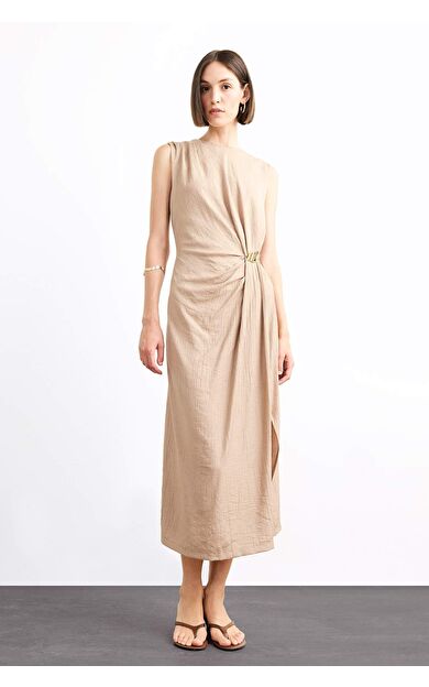 Fitted Toka Detaylı Poplin Kolsuz Yırtmaçlı Midi Elbise