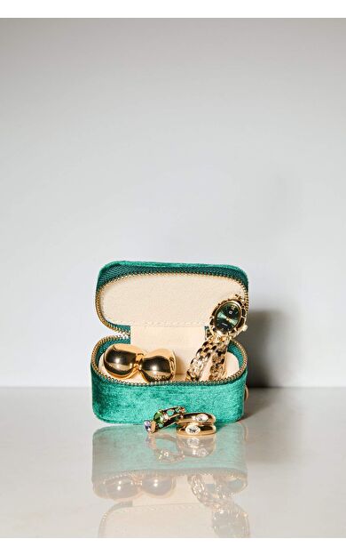 Kadın Yeşil Takı Kutusu