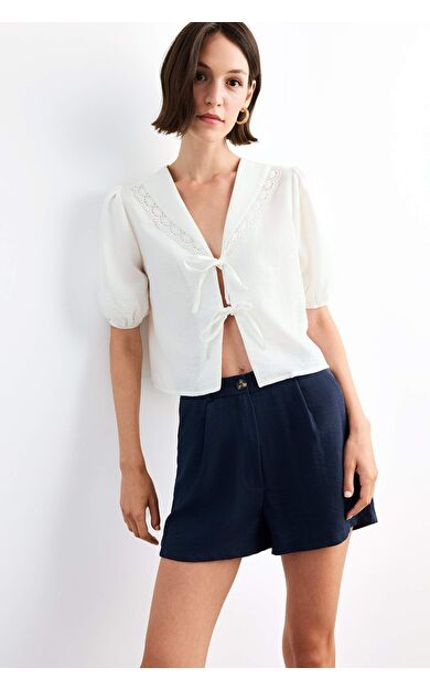 V Yaka Önden Bağlamalı Kısa Kollu Bluz