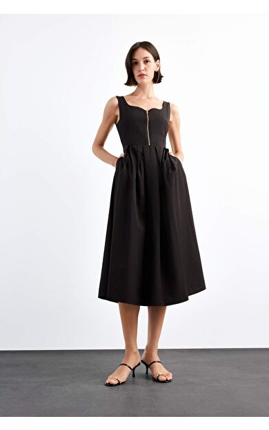 Kalp Yaka Fermuarlı Askılı Midi Elbise