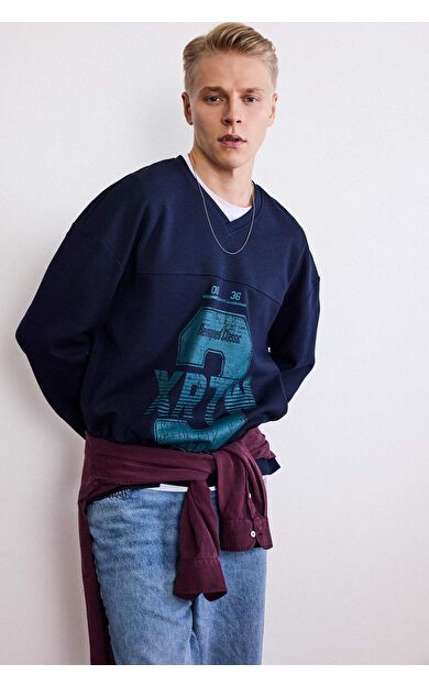 Boxy Fit V Yaka Slogan Baskılı Sweatshirt