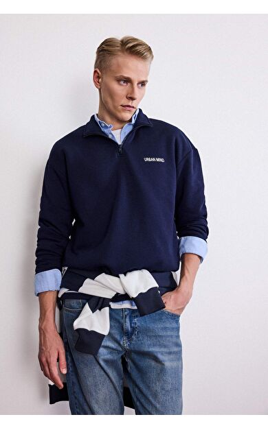 Boxy Fit Dik Yaka Slogan Baskılı Sweatshirt