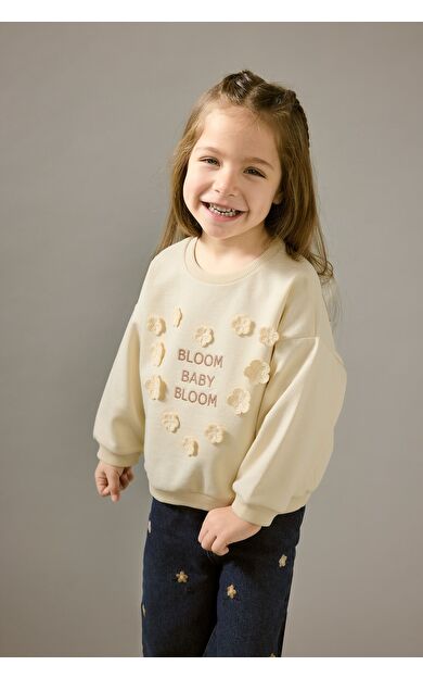 DeFacto Kız Bebek Oversize Geniş Kalıp Bisiklet Yaka Floral İçi Yumuşak Tüylü Kalın Sweatshirt Kumaşı Sweatshirt