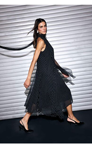 Asimetrik Degaje Yaka Puantiye Şifon Kolsuz Midi Elbise