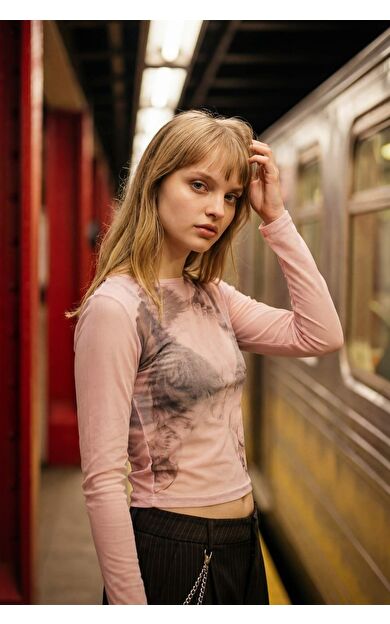 Fitted Kayık Yaka Baskılı Tül Uzun Kollu Tişört