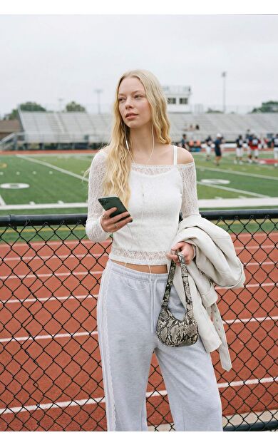 Fıtted Omzu Açık Dantel Uzun Kollu Tişört