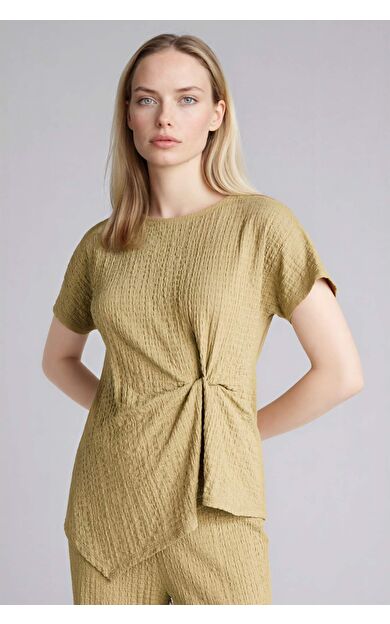 Asimetrik Kayık Yaka Bürümcük Kısa Kollu Tişört