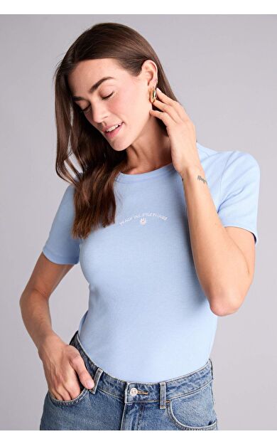 DeFacto Slım Fıt Bisiklet Yaka Nakış Baskı Çiçekli Fitilli Kaşkorse Kısa Kollu Tişört