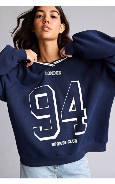 DeFacto Oversize V Yaka Çizgili Yaka Detaylı Baskılı Sweatshirt