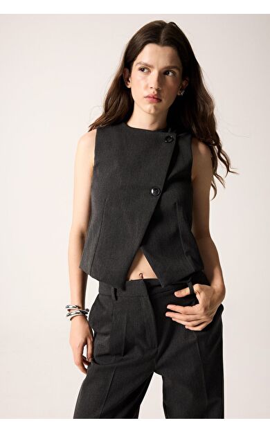 DeFacto Fitted Bisiklet Yaka Asimetrik Kapamalı Crop Yelek