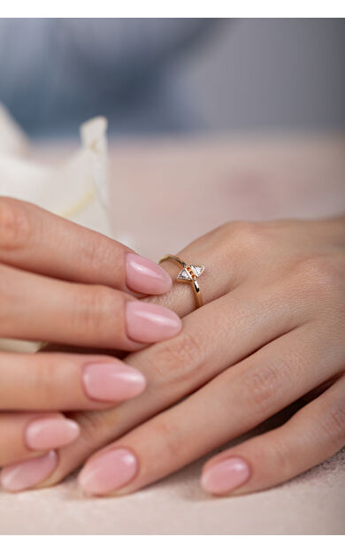 Kolyecik 14 Ayar Altın Beyaz Taşlı Üçgen Yüzük