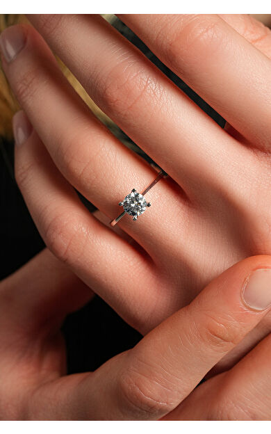 Kolyecik 8 Ayar Tektaş Yüzük