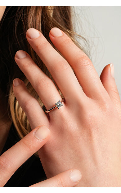 Kolyecik 8 Ayar Tektaş Yüzük