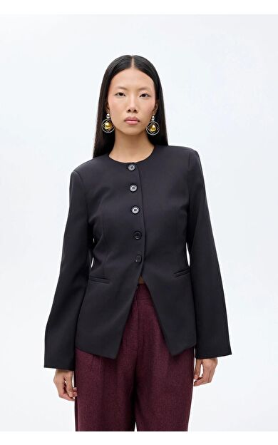 Quzu Düğme Detaylı Kadın Ceket