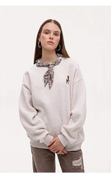 Quzu Fular ve Nakış Detaylı Kadın Sweatshirt