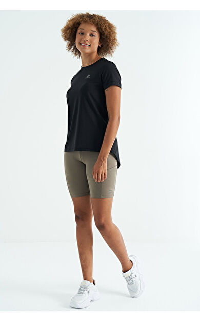 TommyLife Siyah Sırt Yırtmaç Detaylı O Yaka Kısa Kollu Standart Kalıp Kadın T-Shirt - 97267