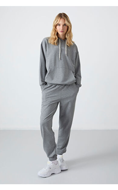 TommyLife Gri Melanj Kapüşonlu Kanguru Cep Oversize Lastik Paça Kadın Eşofman Takımı - 95288