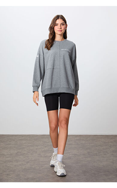 Gri Melanj Kompakt Pamuklu Kalın Pürüzsüz Dokulu O Yaka Oversize Fit Kadın Sweatshirt - 97288