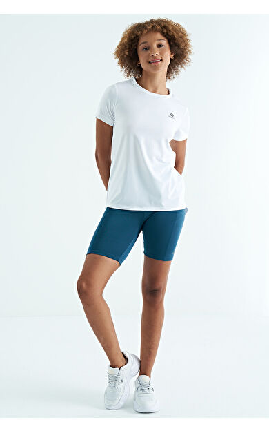 Beyaz Sırt Yırtmaç Detaylı O Yaka Kısa Kollu Standart Kalıp Kadın T-Shirt - 97267